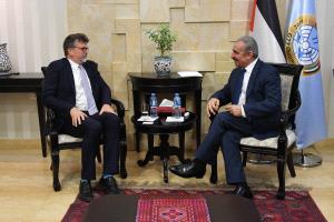 اشتية يبحث مع "أنيرا" إمكانيات تطوير برامج تدريب مهني في مجال التكنولوجيا