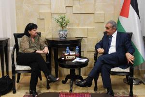 اشتية يبحث مع الأمين العام للاتحاد الدولي لنقابات العمال دعم إنشاء مشاريع تنموية