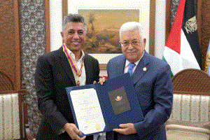 الرئيس يقلد الفنان الأردني الكبير عمر العبداللات وسام الثقافة والعلوم والفنون "مستوى التألق"