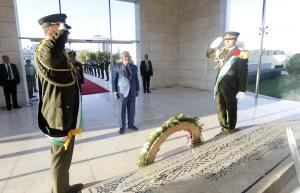الرئيس يضع اكليلا من الزهور على ضريح الشهيد ياسر عرفات