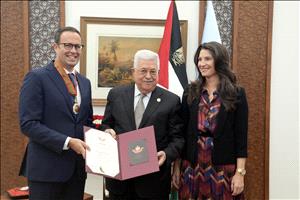 الرئيس يقلد هاشم الشوا "نجمة الاستحقاق" من وسام دولة فلسطين
