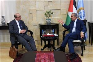 اشتية: الانتخابات التشريعية والرئاسية فرصة لمشاركة الشباب في العملية الديمقراطية