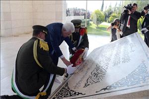 الرئيس يضع اكليلا من الزهور على ضريح عرفات في الذكرى الـ15 لاستشهاده