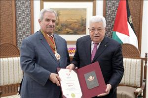 الرئيس يقلد السفير نبيل معروف نجمة الاستحقاق من وسام دولة فلسطين