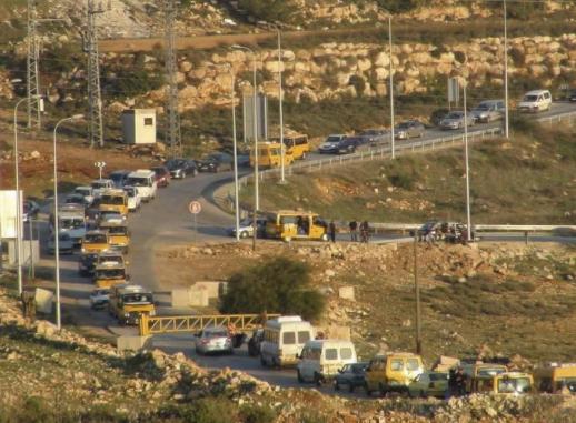 الاحتلال يغلق البوابة الحديدية على مدخل النبي صالح شمال رام الله