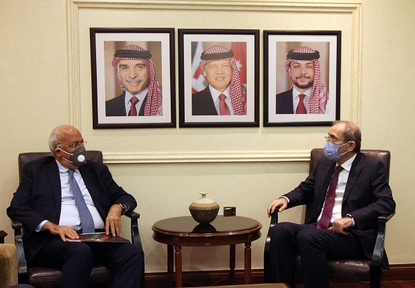 عريقات والصفدي يبحثان تطورات القضية الفلسطينية