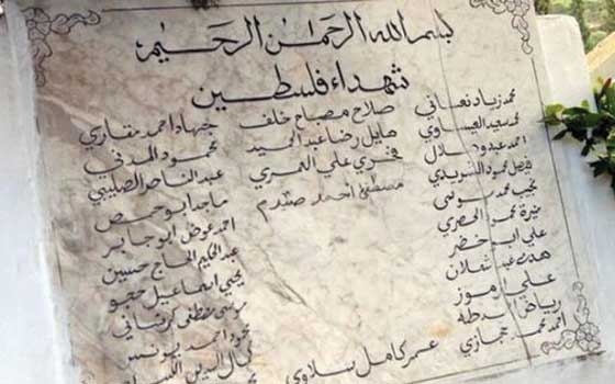 أكاليل من الزهور باسم الرئيس على أضرحة شهداء 