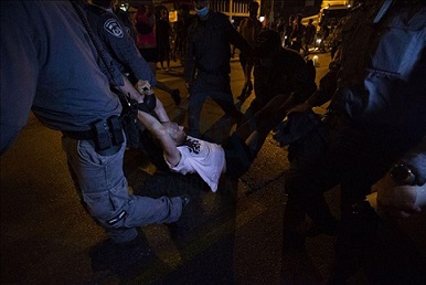 التظاهرات آخذة في الاتساع.. ونتنياهو يستخدم الشرطة لـ"شيطنتها"