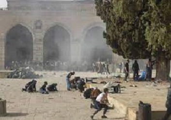 "محدث" مستوطن يدعس المصلين الخارجين من المسجد الأقصى المبارك