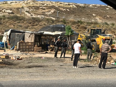 الاحتلال يهدم منشآت تجارية في حزما شمال شرق القدس