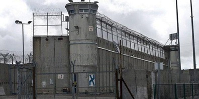 إدارة سجون الاحتلال تعزل الأسير رفعت أبو فارة في زنازين "النقب" منذ 25 يوما