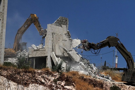 قوات الاحتلال تهدم منزلا قرب حلحول شمال الخليل