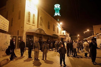 إصابة 6 مواطنين خلال اقتحام الاحتلال ومستوطنيه مسجدا في حلحول