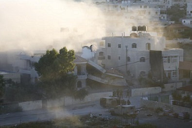 تواصل انتهاكات الاحتلال: إصابات واعتقالات وتفجير منزل أسير وإخطارات بالهدم واقتحام "الأقصى"