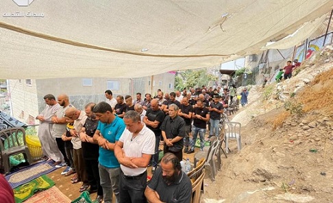 أهالي سلوان يؤدون الجمعة في خيمة اعتصام حي بطن الهوى تنديدا بقرارات الهدم