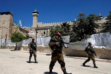 الاحتلال يعتدي بالضرب على طالب قرب الحرم الإبراهيمي