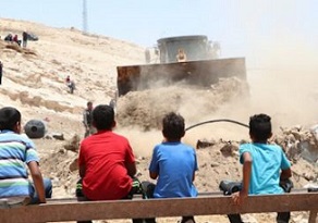 "العليا" الإسرائيلية تؤجل تهجير أهالي الخان الأحمر لستة أشهر