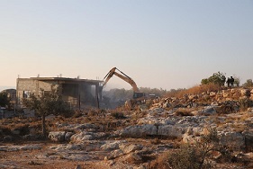 الاحتلال يهدم 4 محال تجارية قيد الإنشاء في دير قديس غرب رام الله