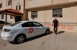 مستوطنون يعطبون إطارات مركبات ويخطون شعارات عنصرية في البيرة