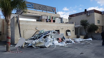 الاحتلال يهدم مركزا طبيا في جبل المكبر