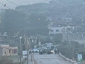 مستوطنون يغلقون مدخل اللبن الشرقية