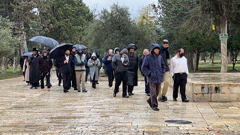 عشرات المستوطنين يقتحمون الأقصى