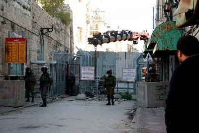 لتضييق الخناق على المواطنين: الاحتلال يوسع الحاجز العسكري المقام وسط الخليل