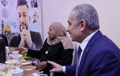 اشتية يشارك عائلة الشهيد محمد اسحق حميد مائدة الإفطار في بلدة بيت عنان