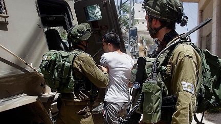 قوات الاحتلال تعتقل 5 مواطنين وتستدعي آخر للتحقيق من تقوع ببيت لحم