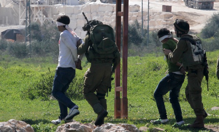 الاحتلال يعتقل 15مواطنا من الضفة بينهم طفلان