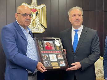 مكتب "الجزيرة" يكرّم تلفزيون فلسطين تقديرا لجهوده في تغطية استشهاد وتشييع الزميلة شيرين أبو عاقلة