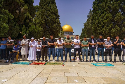 40 ألفا يؤدون صلاة الجمعة في المسجد الأقصىر