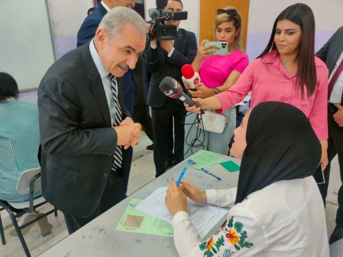 اشتية يتفقد قاعات امتحان الثانوية العامة في مدرسة ذكور كفر نعمة الصناعية