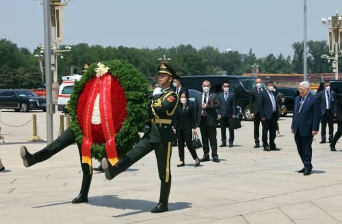 الرئيس يضع إكليلا من الزهور على النصب التذكاري لأبطال الشعب الصيني