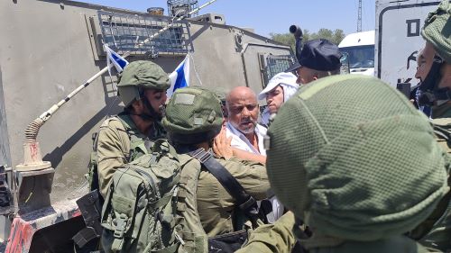 الاحتلال يحتجز الوزير مؤيد شعبان ويعتدي على المشاركين في مسيرة بدير استيا