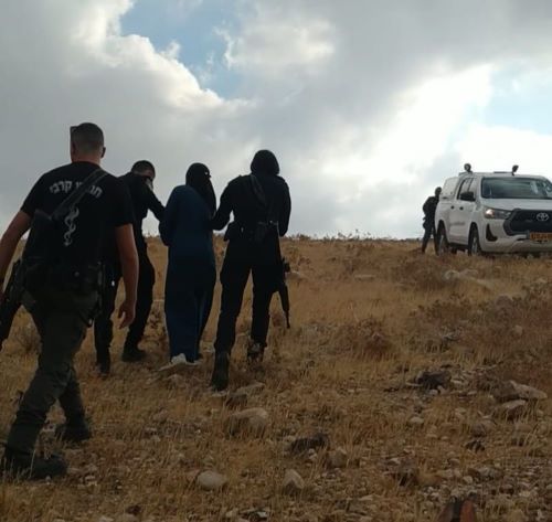 قوات الاحتلال تعتقل مواطنتين من الخان الأحمر