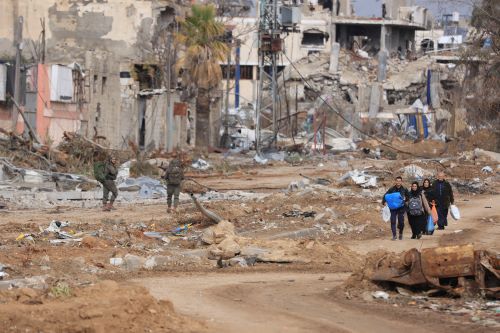 في خرق ثان للهدنة اليوم: الاحتلال يصيب مواطنا بالرصاص غرب غزة ويحول دون عودة المواطنين إلى منازلهم