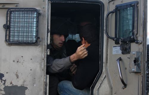 الاحتلال يصيب شابا ويعتقله ويطلق قذيفة صوب منزل يحاصره في مخيم الفارعة