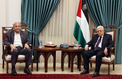 الرئيس يستقبل رئيس جمعية الهلال الأحمر الفلسطيني
