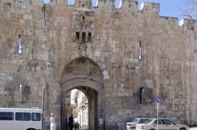 الاحتلال يضع أسلاكا شائكة على السور المحاذي للمسجد الأقصى في منطقة باب الأسباط