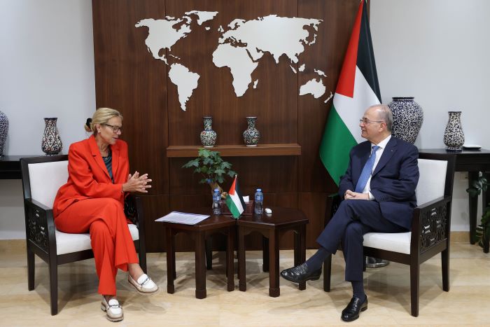 رئيس الوزراء يبحث مع منسقة أممية خطط الحكومة للإغاثة في قطاع غزة