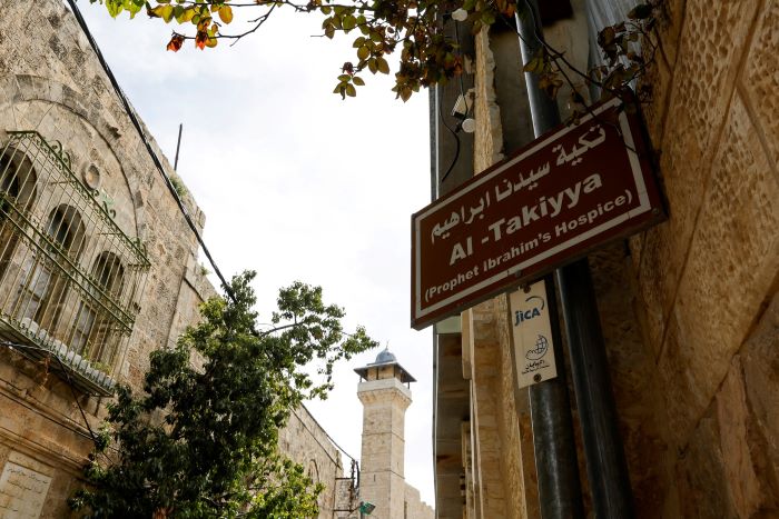 آلاف المستعمرين بحماية قوات الاحتلال يؤدون طقوسا استفزازية بالحرم الإبراهيمي