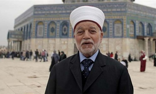 الاحتلال يصدر قرارا بإبعاد مفتي القدس 6 أشهر عن المسجد الأقصى المبارك