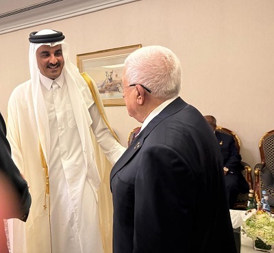 الرئيس يلتقي أمير قطر في الدوحة