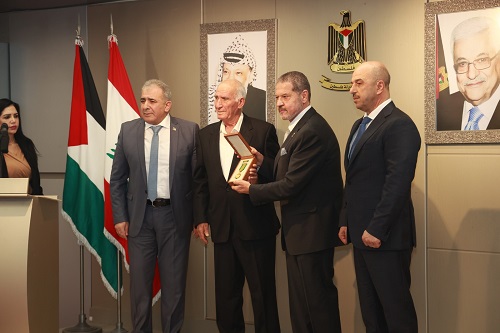 الرئيس يمنح اللواء صبحي ابو عرب ميدالية الخدمة الممتازة من الطبقة الذهبية