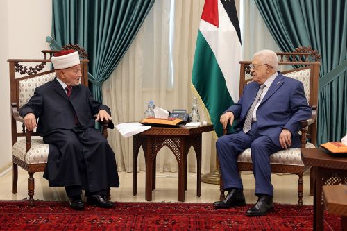 الرئيس يستقبل مفتي القدس والديار الفلسطينية