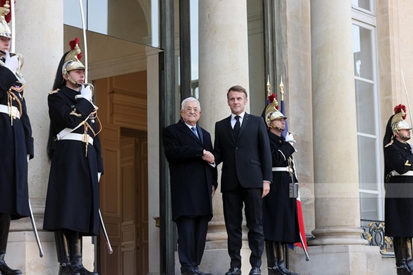 الرئيس يجتمع مع نظيره الفرنسي