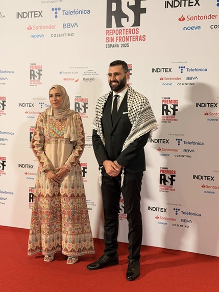 الصحفيان علا الزعنون ومعتز عزايزة يحصدان جوائز حرية الصحافة والشجاعة في مدريد