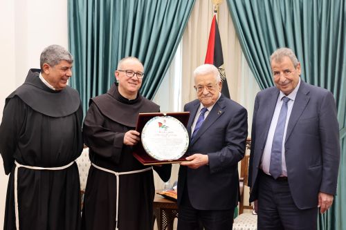 الرئيس يتسلم دعوة لحضور قداس عيد الميلاد المجيد