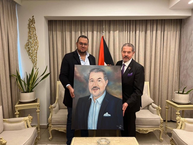الرسام الفلسطيني حمزة الكاي يهدي الممثل الخاص للرئيس لوحة فنية من اعماله